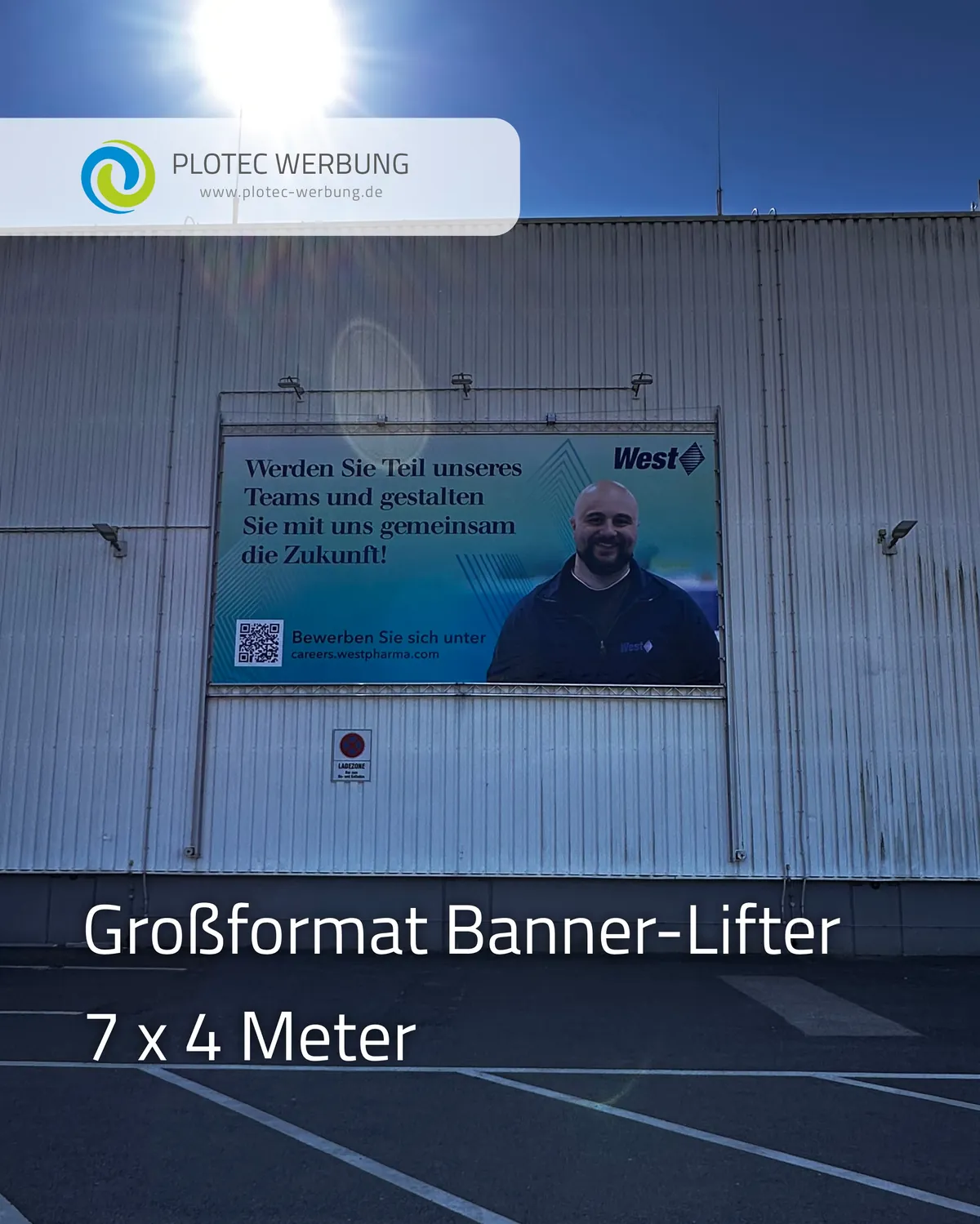 Bedrucktes Banner an einem Lifter für West Pharma