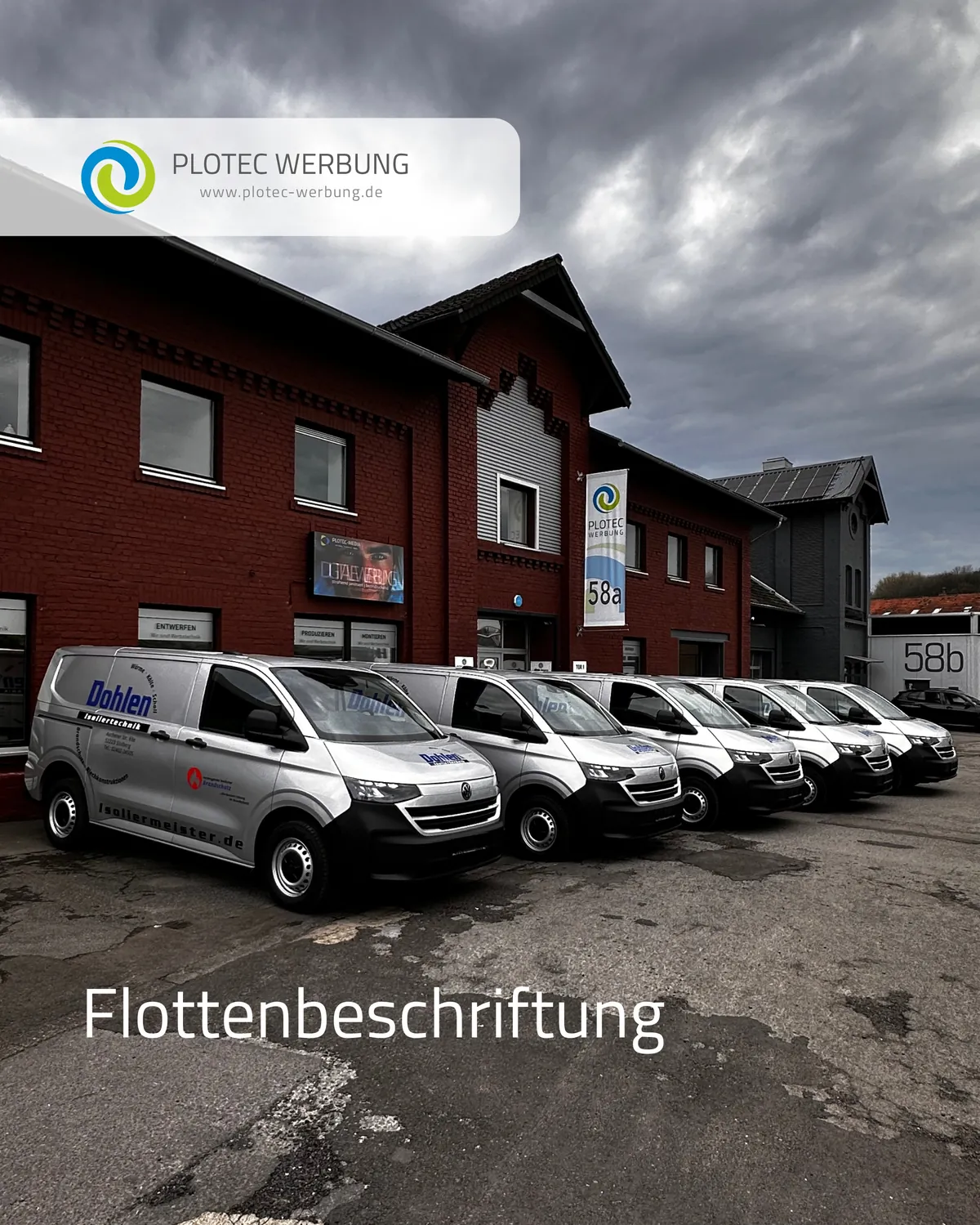 Sechs silberne VW Transporter mit blauer Beschriftung nebeneinander vor der Plotec-Werkstatt
