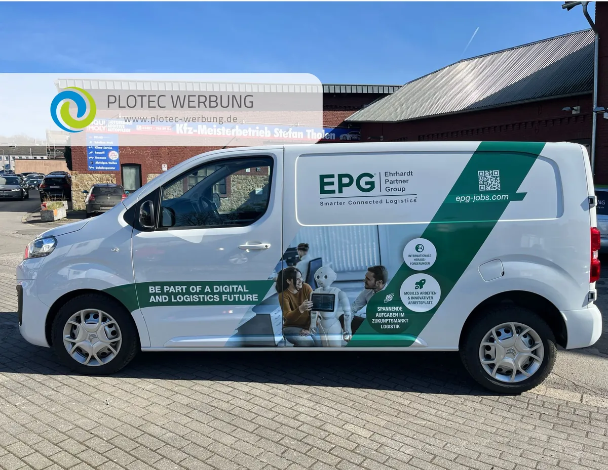 Weißer Citroën Jumpy mit grünem Digitaldruckmotiv und QR-Code für die EPG Gruppe