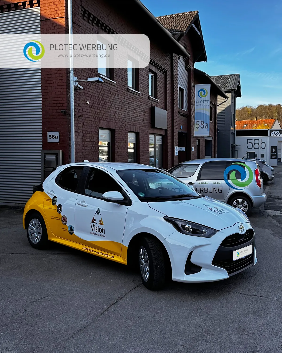 Weißer Toyota Yaris mit Teilfolierung im Digitaldruck für den Pflegedienst Vision