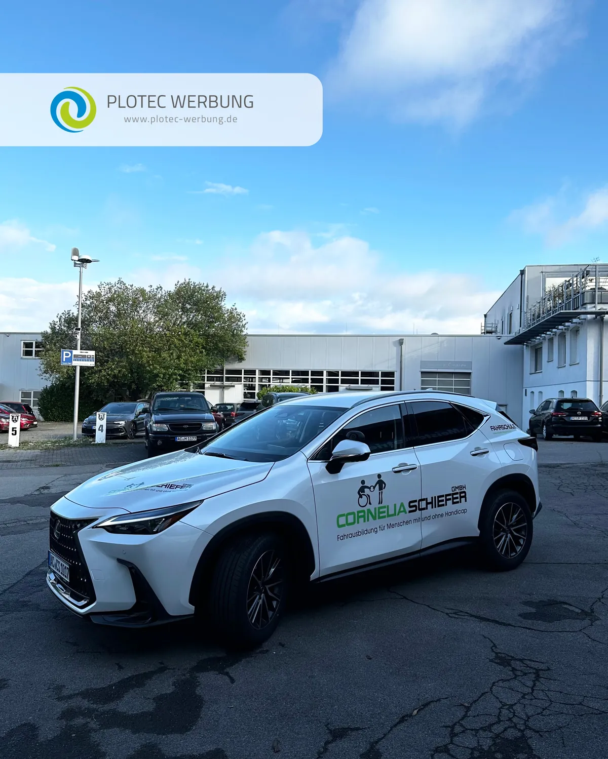 Dunkler Lexus mit dezenter Beschriftung für die Fahrschule Cornelia Schiefer