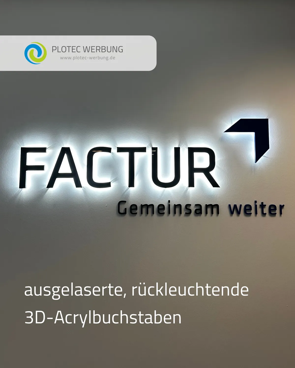 Schwarze 3D-Acrylbuchstaben mit weißem Lichtkranz an einer Innenwand für Factur