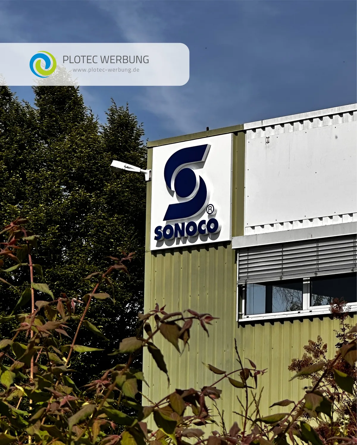 Beleuchtetes Fassadenlogo für Sonoco in Düren