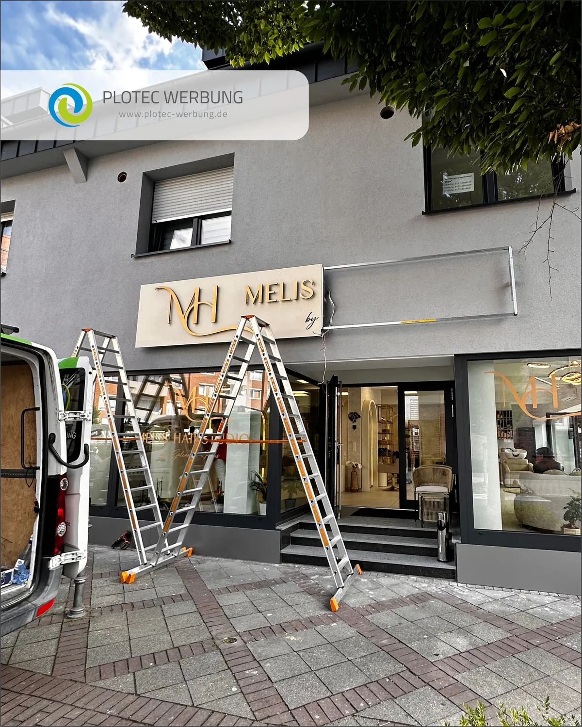 Zwei Leitern vor einer Ladenfassade, der Schriftzug Melis Hairstudio wird über dem Schaufenster montiert