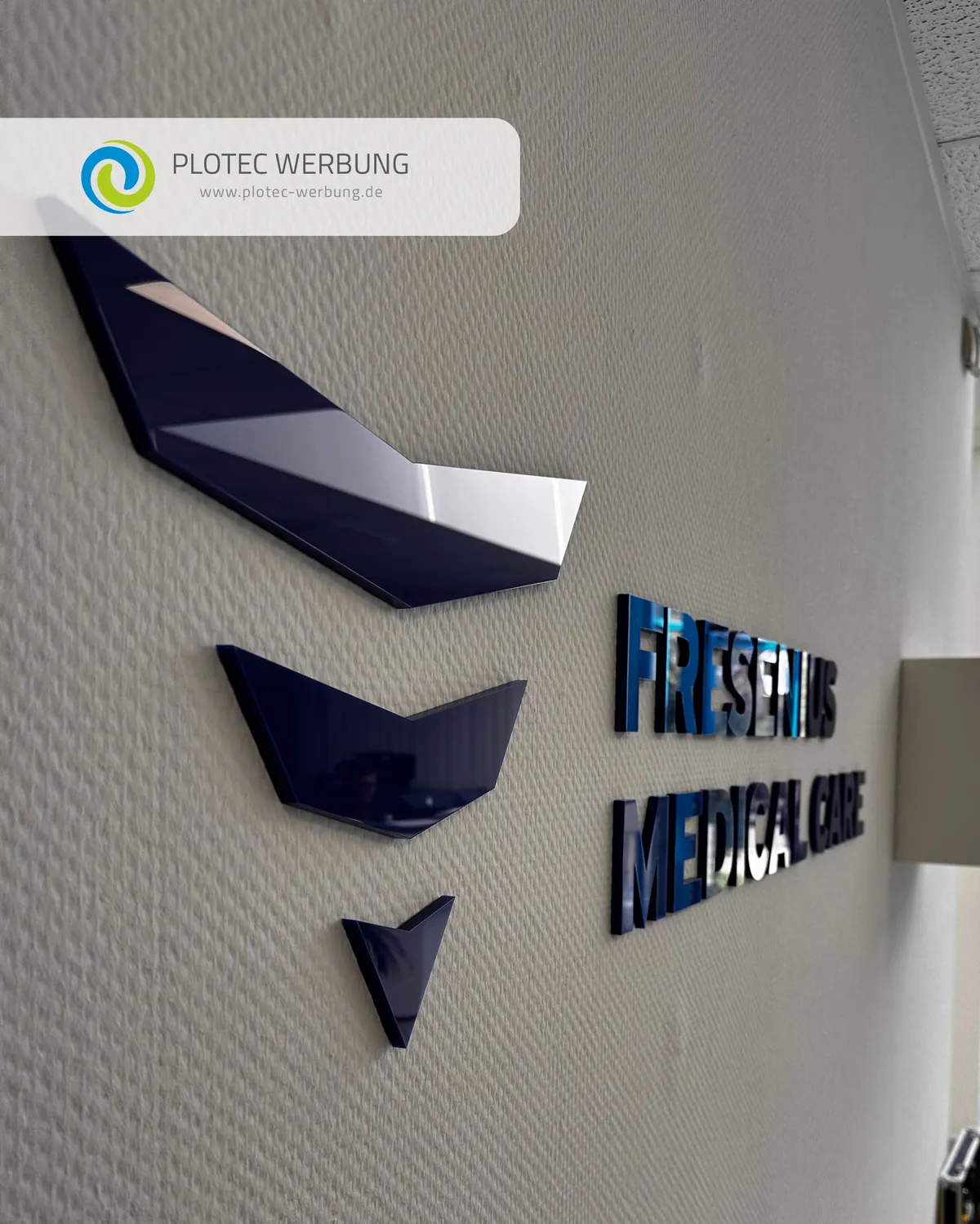 Acrylglas-Logo an der Innenwand für Fresenius Medical Care