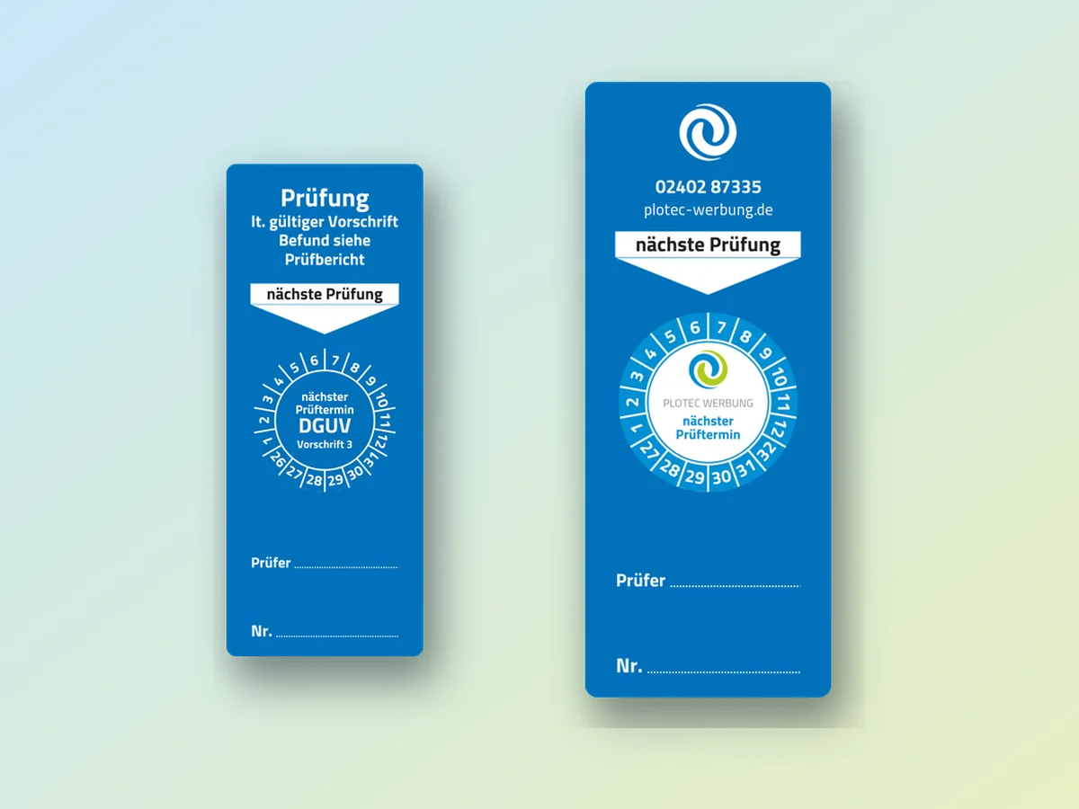 Blauer Träger und Prüfplakette mit Plotec-Logo, Telefon und Website