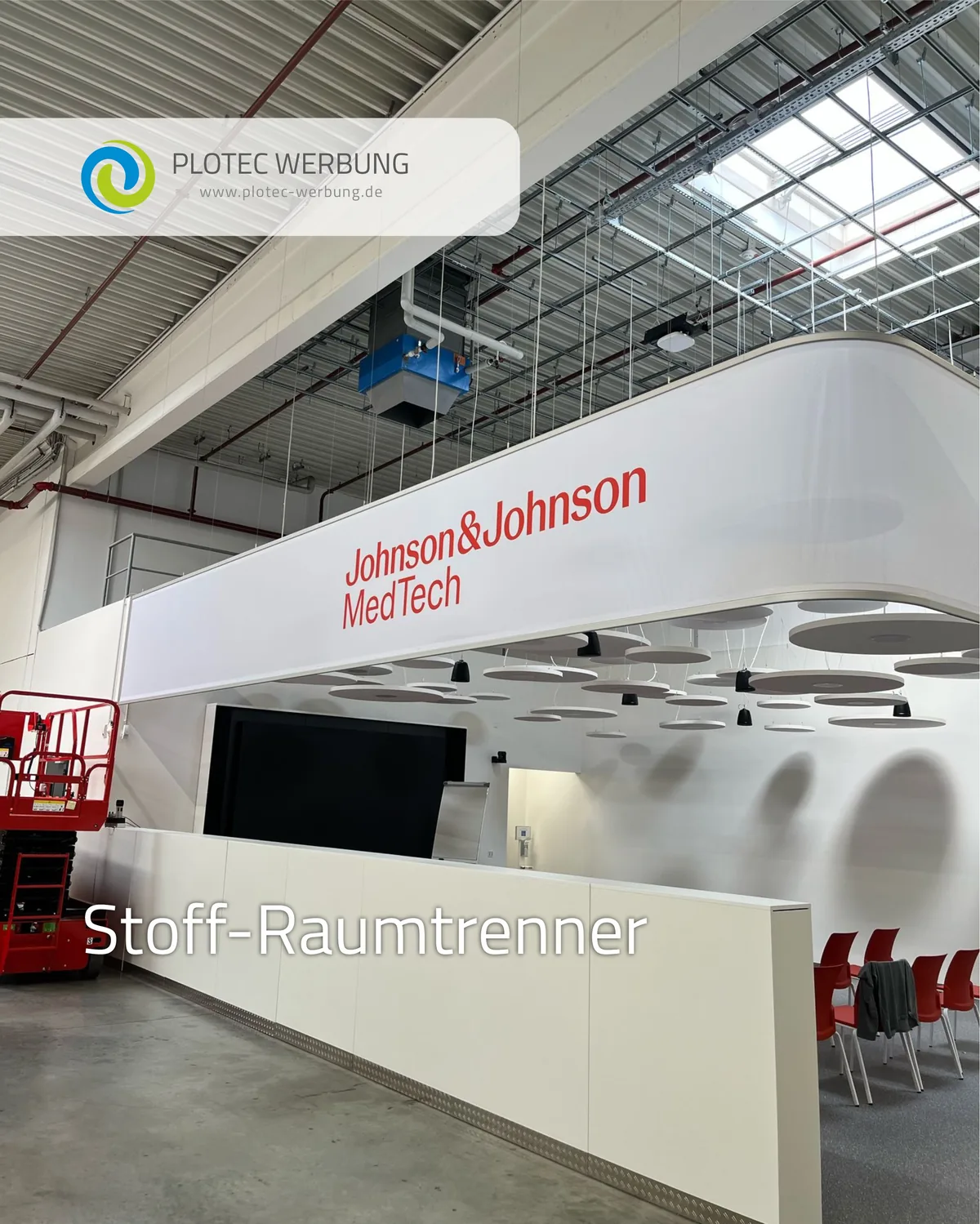 Bedruckter Stoff-Raumtrenner mit Johnson & Johnson MedTech-Branding in Würselen