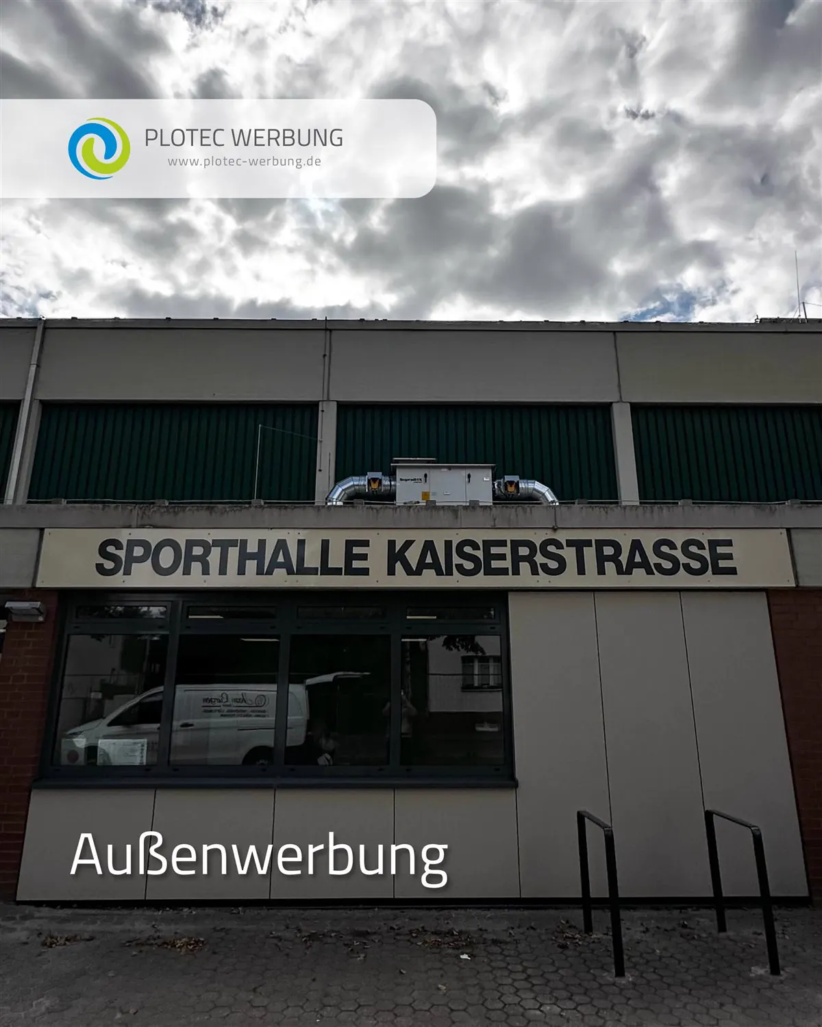 Sporthalle Kaiserstraße: Außenwerbung und Beschilderung an einer Sporthalle