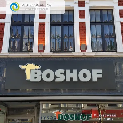 Historische Fassade mit großem goldenem Leuchtschriftzug Boshof über dem Ladenlokal