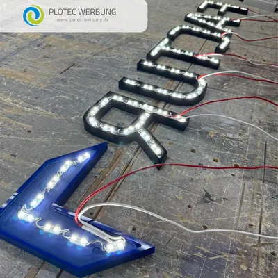 Leuchtbuchstaben in der Werkstatt: blaue Rückseite mit eingesetzten LED-Modulen und Verkabelung
