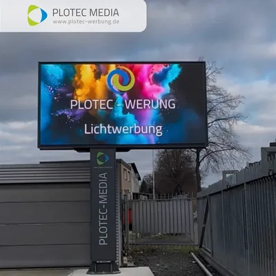 Freistehende LED-Werbestele mit farbigem Bildschirm an einer Straße