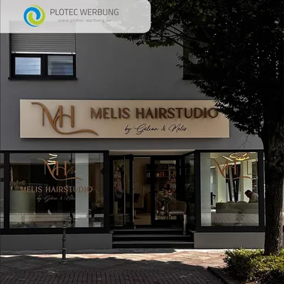 Ladenfassade mit dem Schriftzug Melis Hairstudio über dem Schaufenster