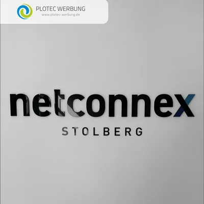 Schwarzer Schriftzug netconnex Stolberg als Einzelbuchstaben auf heller Wand