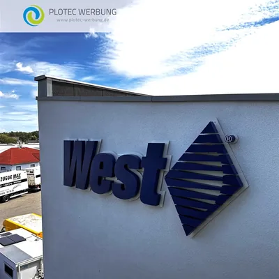 Blaues West-Logo mit Pfeilsymbol als Werbeanlage an einer Wand