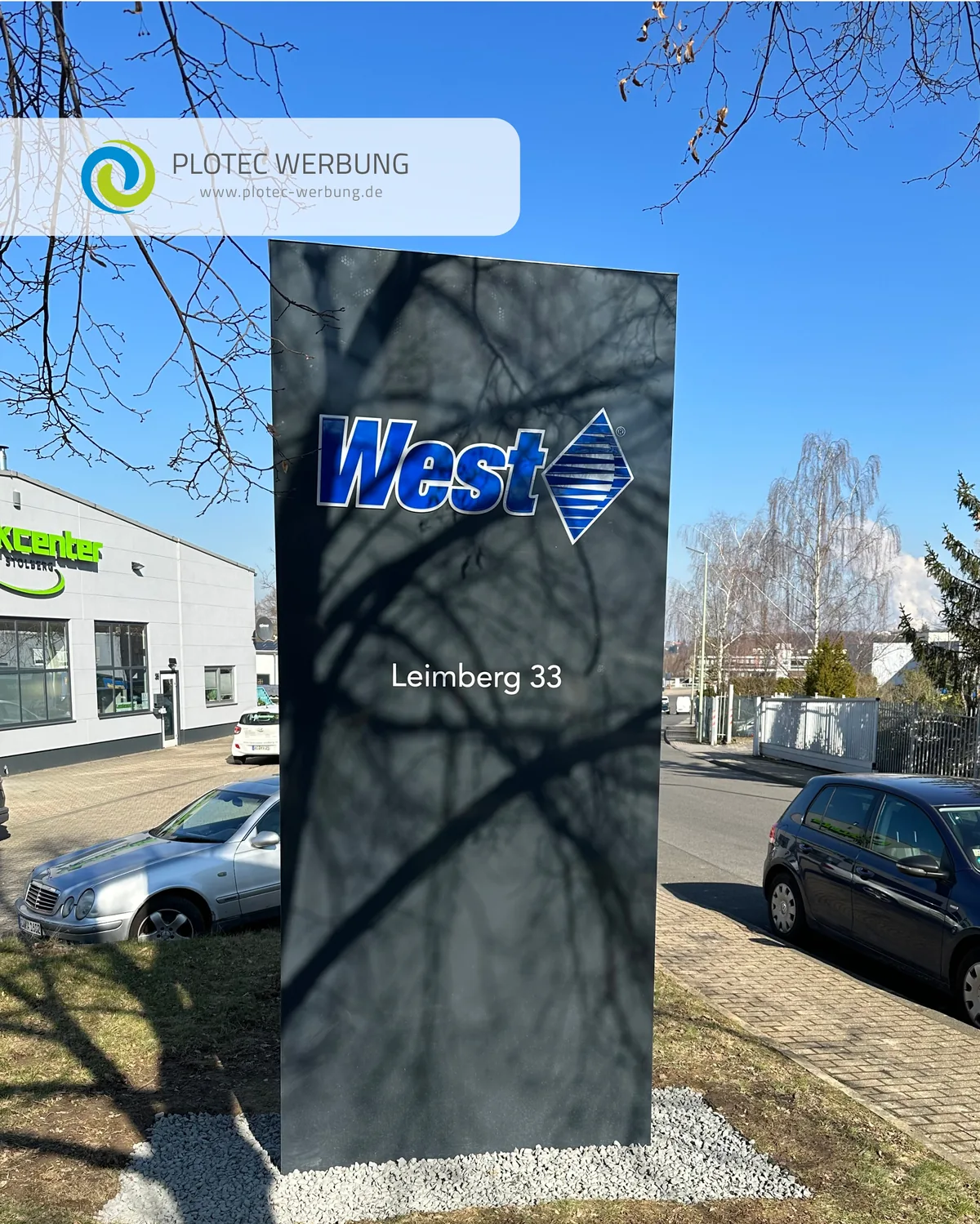 Freistehender, beleuchteter Pylon für West Pharma am Standort Leimberg in Stolberg